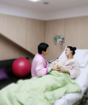 아기의 뇌 발달과 정서 안정을 위해 자연스럽고 부드러운 출산 환경의 중요성이 점차 커지고 있다. 사진은 