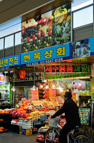 대구 팔달신시장의 점포마다 설치된 특색 있는 간판이 눈길을 끌고 있다. 우태욱기자 woo@msnet.co.kr