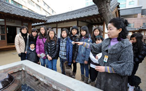 13일 오전 대구 중구 이상화 고택에서 한 문화관광해설사가 문학기행에 나선 영천 영화초등학교 도서도우미들에게 설명을 하고 있다. 김태형기자 thkim21@msnet.co.kr