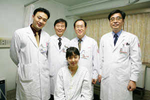 혈액형 불일치 신장 이식에 성공한 계명대 동산병원 신장 이식팀 박성배, 김현철, 조원현 교수와 전공의 최고 씨(오른쪽부터).