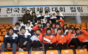전국 최강의 실력을 자랑하는 경북 컬링 선수단이 15일 전주 화산실내빙상장에서 포즈를 취했다. 경북컬링협회 제공