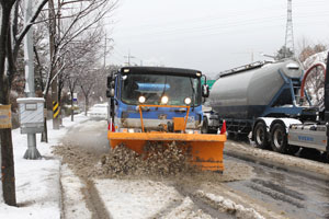 14일 제설용 삽날을 장착한 청소차가 쌓인 눈을 쓸어내고 있다. 포항시 제공