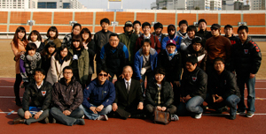 김재하 대구FC 단장 등 구단 직원들과 대구FC 서포터스 연합 지지자연대 회원들이 간담회 후 단체기념사진을 찍었다. 대구FC 제공