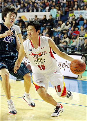 이번 시즌 처음으로 1군 경기에 나선 김병철이 상대 수비를 피해 드리블을 하고 있다. KBL 제공