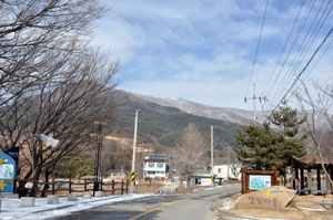 별빛마을에 들어서면 멀리 보현산천문대가 한눈에 들어온다.