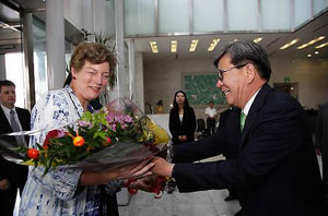장세호 칠곡군수가 지난해 9월 호국평화공원기공식에서 스티븐슨 주한 미 대사에게 꽃다발을 전달하고 있다. 칠곡군청 제공