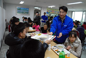 삼성전자 스마트 시티의 전우헌 공장장을 비롯한 임직원들이 지난달 설을 맞아 구미시 장애인복지관에서 장애우 및 새터민 가정 200여 명을 초청, 떡국 나눔 행사를 갖고 있다.