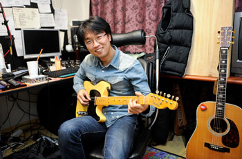 3집 앨범을 준비중인 가수 박창근 씨. 그는 불러주는 곳이 있고, 열린 마음으로 그의 노래를 들어주는 사람이 있다면 어디든 달려간다. 올해 목표는 전국 소극장을 돌며 콘서트를 여는 것과 홍대 앞 클럽 활동을 통해 음악의 저변을 넓혀가는 것이다. 우태욱기자 woo@msnet.co.kr