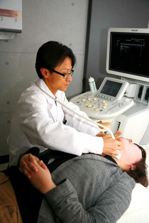 ▲갑상선 검사 모습.