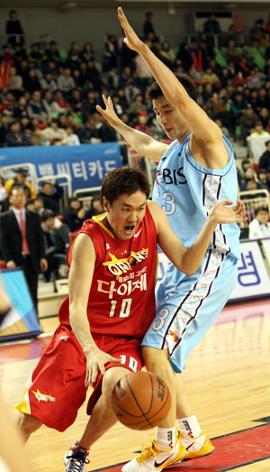 27일 대구체육관에서 열린 대구 오리온스와 울산 모비스 경기에서 오리온스 김병철이 모비스 노경석을 앞에 두고 골밑 돌파를 시도하고 있다. 대구 오리온스 제공