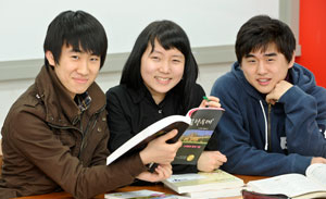 입학사정관제가 점차 확대됨에 따라 학생부에 기록될 비교과 영역이 주목받고 있다. 교내 활동을 중심으로 평가하지만 특기자 전형이나 자기소개서 등을 고려하면 교외 활동도 눈여겨볼 만한 부분. 모의G20 대회인 