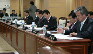 경북도의회 건설소방위원회와 도청이전지원특별위원회는 28일 도청 신청사 시공업체 선정과 관련해 의혹 규명에 나섰다.