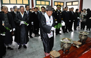 3·1절인 1일 오전 대구 동구 신암선열공원에서 각 기관단체장과 독립유공자들이 순국애국선열의 나라사랑 뜻을 기리며 헌화를 하고 있다. 우태욱기자 woo@msnet.co.kr