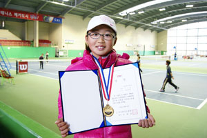 2011 테니스 종별대회 여자초등부 단식 12세부에서 우승한 문경 영순초교 장은세. 대한테니스협회제공