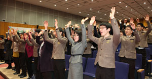 김천고 학생과 학부모가 입학식에 앞서 한 3·1절 기념식에서 만세 삼창을 하고 있다.