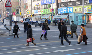 지난달 28일 오전 대구 서문시장 큰장네거리에서 행인들이 무단횡단을 하고 있어 보행자뿐만 아니라 운전자들이 안전사고에 노출돼 있다. 성일권기자 sungig@msnet.co.kr