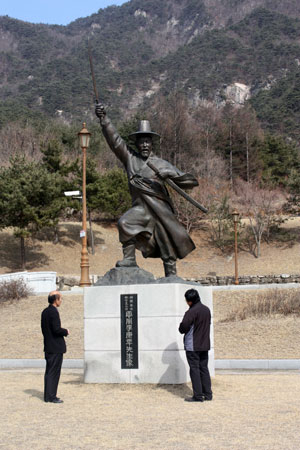 문경 이강년기념관을 관리하고 있는 홍동희 석탄박물관장(왼쪽)과 여운황 문경시청 학예사가 의병장 이강년 선생의 동상을 바라보고 있다.