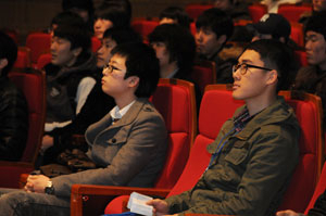 금오공대 컴퓨터소프트웨어공학과 학생, 교수들이 개학준비 단합대회를 갖고 있다. 금오공대 제공