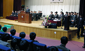 김천고는 올해부터 3·1절날 기념식과 입학식을 동시에 가져 재학생 및 동문들의 나라 사랑 및 민족정신 함양에 나서고 있다. 송설동창회 제공
