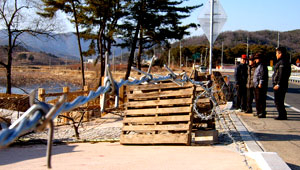 도군이 유등연지 주변에 대해 경관지구 지정을 추진하자 3일 주민들이 재산권 침해 등 문제가 있다며 나무판자와 철조망을 설치하는 등 크게 반발하고 있다. 노진규기자