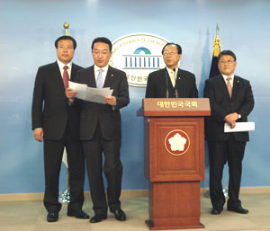 왼쪽부터 이한성, 현기환, 안홍준, 조원진 의원