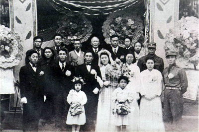 1950년 12월 12일, 박정희와 육영수는 대구 계산성당에서 결혼식을 올렸다. 이날 주례를 섰던 대구시장 허억은 신랑과 신부를 소개하면서 