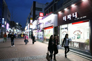 대구시 중구 교동의 패션주얼리특구가 전문타운 개관, 전주 지중화, 간판정비 등 현대화 사업으로 재도약의 기회를 맞고 있다.