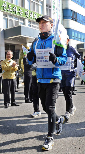 밀양 신공항 유치기원 마라톤에 나선 구자근 경북도의원이 9일 오전 도의회 앞에서 구미 마라톤클럽 회원들과 함께 서울 국회의사당까지 340km 대장정의 힘찬 출발을 하고 있다. 김태형기자 thkim21@msnet.co.kr