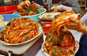 우리 식탁의 단골메뉴 김치, 젓갈, 찌개 등에는 권장량을 초과하는 소금이 들어있다.