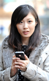 류 마리(27) 씨가 스마트폰으로 일본 도쿄에 있는 가족들에게 안부를 묻고 있다.