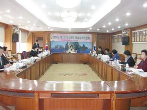 경상북도(도지사 김관용)는 14(월) 경북도청 제1회의실에서 경북여성정책위원 11명이 참석한 가운데 전체회의를 열고 2011년 여성발전기금 지원사업으로 포항여성인권지원센터 등 총 14개 단체에 9,000만원을 지원하기로 결정했다.