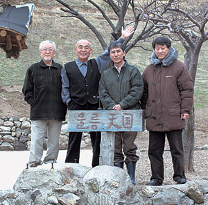▲이장희 씨의 농장 울릉천국 앞에 함께 모인 강근식, 이장희, 조원익, 김민기(왼쪽부터) 씨.