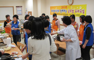 구미지역 이주노동자들이 한국전통공예 체험 프로그램에 참여하고 있다.