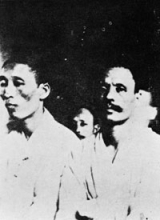 김시현 재판 모습 디오라마(안동독립운동기념관 전시)와 실제 재판 광경(앞줄 오른쪽이 김시현. 그 옆은 황옥)