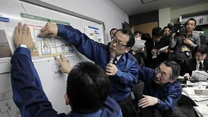 일본 도쿄에서 열린 기자회견에서 도쿄전력의 홍보 담당 직원들이 기자들에게 이날 새벽 후쿠시마(福島) 제1원전 4호기 격납용기 외부 건물에서 화재가 발생했다고 설명하고 있다. 출처 : 연합뉴스 사이트
