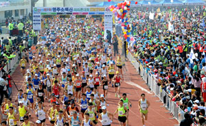 오는 4월 3일 영주시민운동장에서 열리는 제9회 매일신문 영주 소백산마라톤대회에 선수와 자원봉사자 등 7천515명이 참가를 신청해 대회 사상 최고 참가기록을 세웠다. 지난해 열린 소백산마라톤대회 모습. 매일신문 자료사진