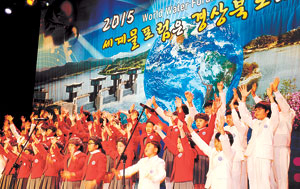 ▲제19회 세계 물의 날 기념식이 21일 경주시 엑스포문화센터에서 열린 가운데 경주 YWCA소년소녀합창단원들이 