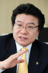 이성규 한국장애인고용공단 이사장은 22일 대구를 방문, 장애인들의 고용안정과 직업 다양화에 힘쓰겠다고 밝혔다. 성일권기자 sungig@msnet.co.kr