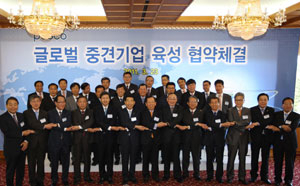 협약 체결 후 포스코 박한용(앞줄 왼쪽에서 7번째) 부사장과 중소기업 대표들이 손을 맞잡고 기념촬영을 하고 있다. 포스코 제공