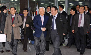 동남권 신공항 입지 선정 결과 발표(30일)를 앞둔 24일 오전 부산 가덕도 후보지 현장실사를 위해 김해공항에 도착한 신공항 입지평가위원들이 부산시 관계자의 환영을 받고 있다. 김태형기자 thkim21@msnet.co.kr