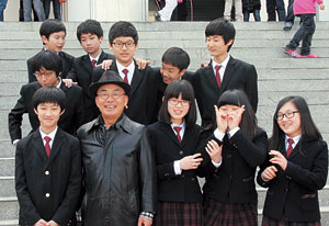 ▲악기를 기증받은 학생들과 이장희 씨가 함께했다.