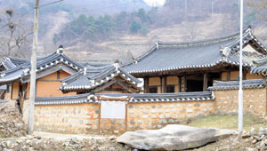 심산 선생이 1909년 사립 성명학교(星明學校)를 세우고 후학을 가르친 청천서당(晴川書堂). 성주군 대가면 칠봉리 심산 선생의 생가 인근에 있다.