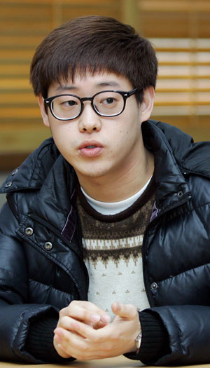 1년 전 폭침당한 천안함에 근무했던 안재근 씨는 몸은 건강을 회복했지만 정신적 외상은 여전히 가슴을 짓누르고 있다고 했다. 성일권기자 sungig@msnet.co.kr