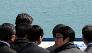 24일 동남권 신공항 입지평가위원들이 부산 가덕도 후보지를 방문, 망원경으로 바다를 살펴보고 있다. 김태형기자 thkim21@msnet.co.kr