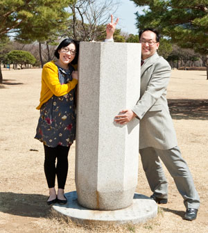 서울 여의도공원에서 기자와 함께 포즈를 취한 개그우먼 김영희.