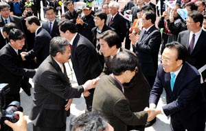 김범일 대구시장, 김관용 경북도지사, 김두관 경남도지사가 25일 밀양시청 입구에서 동남권 신공항 입지 평가위원들을 반갑게 맞이하고 있다. 이채근기자 mincho@msnet.co.kr