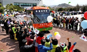 동남권 신공항 입지 평가위원들이 25일 밀양시를 방문하자 대구경북에서 온 많은 시민들이 거리 곳곳에서 태극기를 흔들며 실사단을 환영하고 있다. 이채근기자 mincho@msnet.co.kr