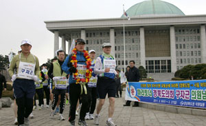 구자근 경북도의원이 27일 구미육상연합회 소속 마라톤 동호회원과 경북도청마라톤클럽 회원들과 함께 영남권 신공항의 밀양 유치를 홍보하기 위해 국회의사당까지 달리고 있다.