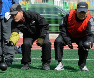 론볼 연습을 하고 있는 론볼 수성클럽의 서인창(회장) , 장달옥 씨. 우태욱기자 woo@msnet.co.kr