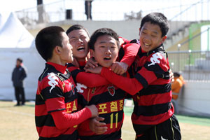 25일 춘계 한국중등축구연맹전에서 우승한 포철중 선수들이 환호하고 있다. 포철중 제공